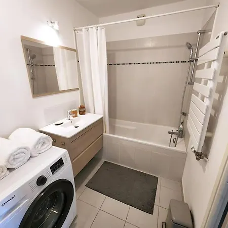 Bel Avec Terrasse Et Clim Apartment